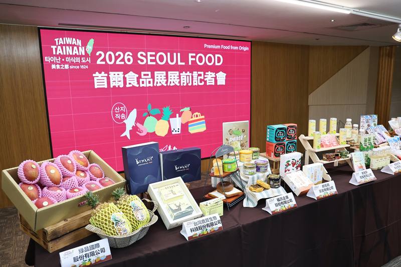 台南市政府集結在地優質業者，將前往韓國參與2026首爾國際食品展，1日舉辦展前記者會展示參展產品。