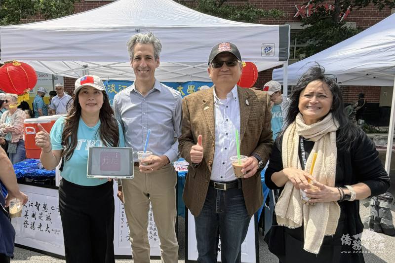 (從左到右) 淡江大學校友會會長盧秀琴、Evanston市長Daniel Biss體驗淡江大學研發的「智慧e筆」，駐芝加哥辦事處處長類延峰及Umbrella Arts Festival主席Melissa Raman Molitor