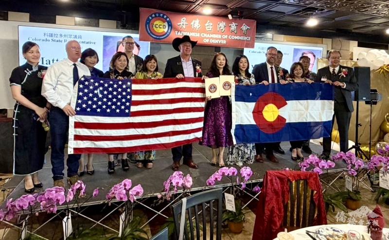 科州眾議員 Matt Soper 致贈在科州國會大廈飄揚過的的紀念州旗以及國旗予商會