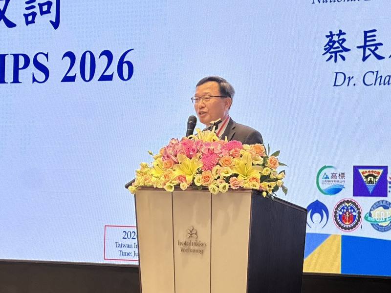 首屆「2026台灣鋪面研究國際研討會（TIPS 2026）」3日在高雄登場，內政部國土管理署署長蔡長展致詞表示，極端氣候已成交通建設重大挑戰，政府正推動以人為本的道路環境與循環經濟應用。