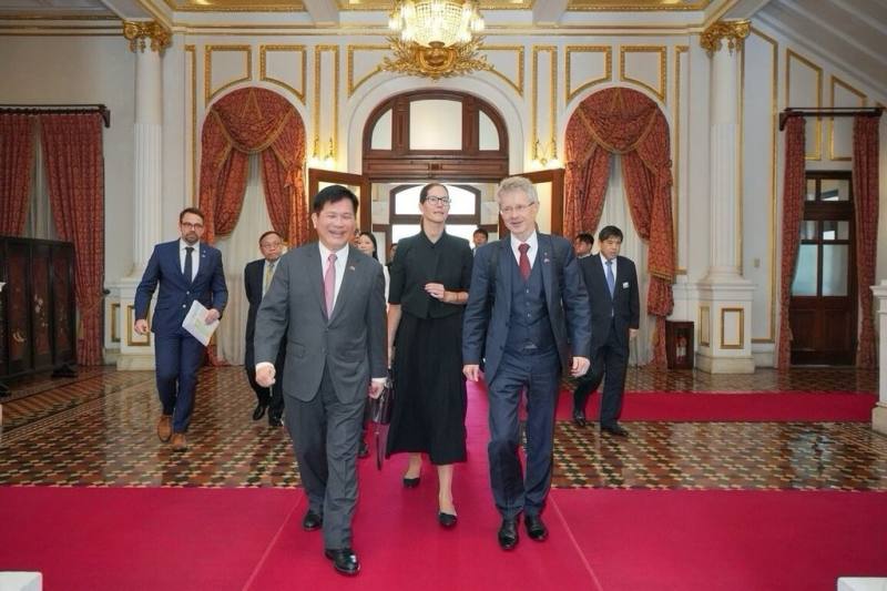 外交部長林佳龍（左1）2日在台北賓館設宴歡迎捷克參議院議長韋德齊（Miloš Vystrčil，右1）一行。（外交部提供）