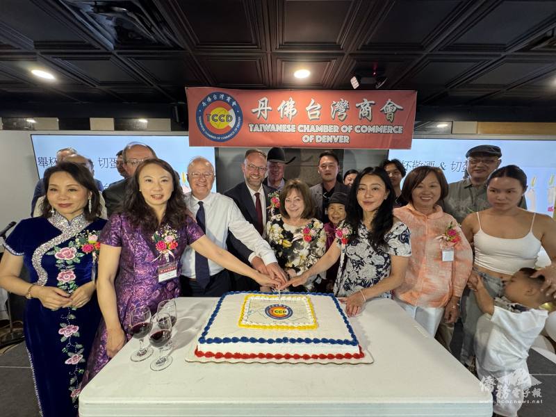 科州副州長波莫薇若（中）、處長黃虹慧、市長奧羅拉以及全體貴賓向來賓敬酒、切蛋糕