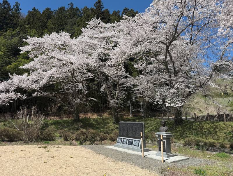 設立於耕吉郎故鄉群馬縣利根郡（金群馬縣沼田市）薗原水壩公園的耕吉郎記念胸像。該胸像於2008年由奇美董事長許文龍贈予家屬，2022年再由家屬捐贈予沼田市，並移至薗原水壩旁的運動公園舉行揭幕儀式。老神溫泉觀光協會提供