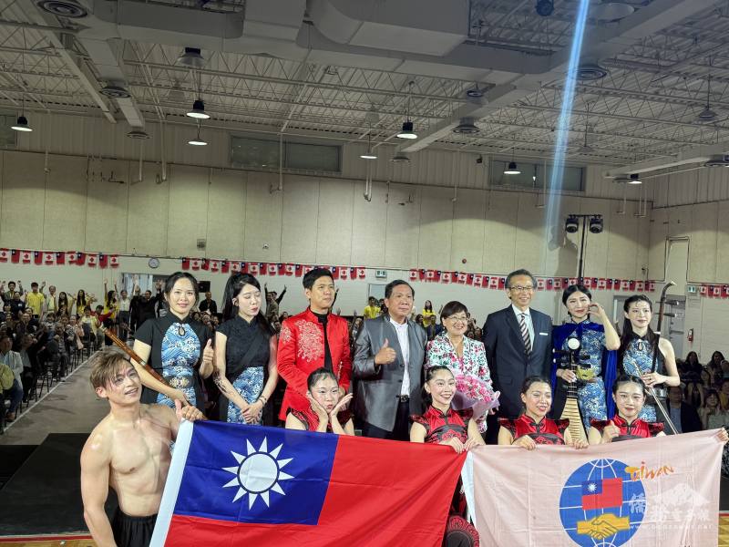 表演謝幕後徐佳青、駐多倫多辦事處處長梁毅鵬與當代樂坊訪團團長及團員合影