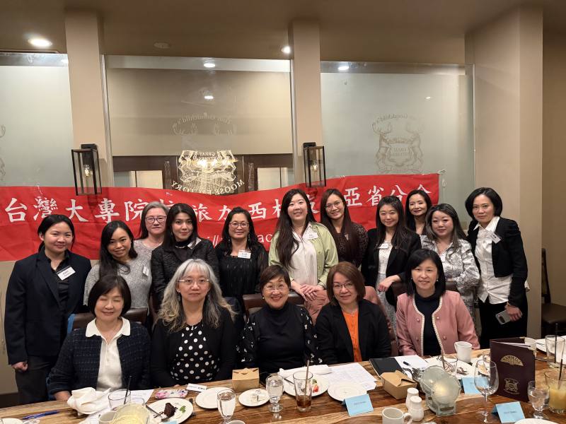 徐佳青與愛城青年合影