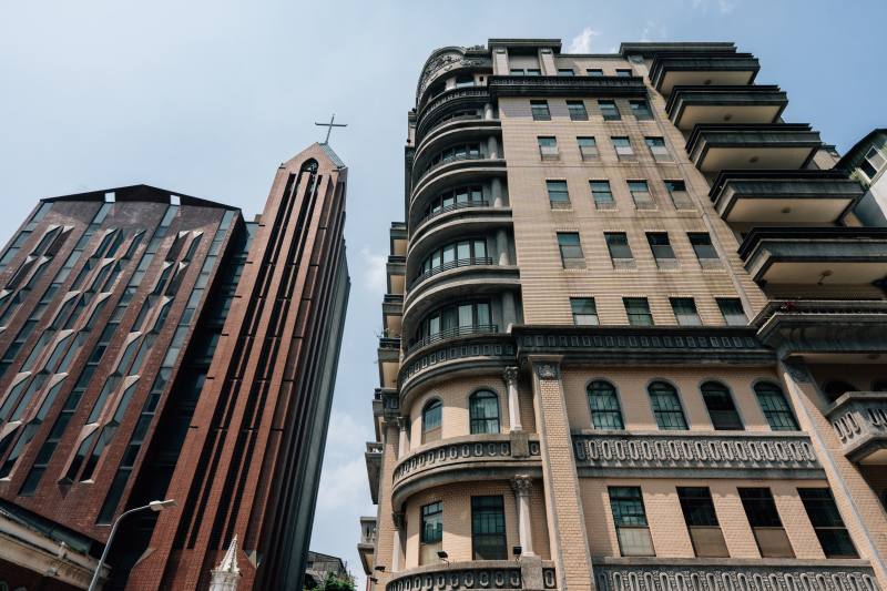 甘州街上李春生故居改建的大樓，一旁就是他當年獨力獻建的基督長老教會大稻埕教會。攝影／張家瑋