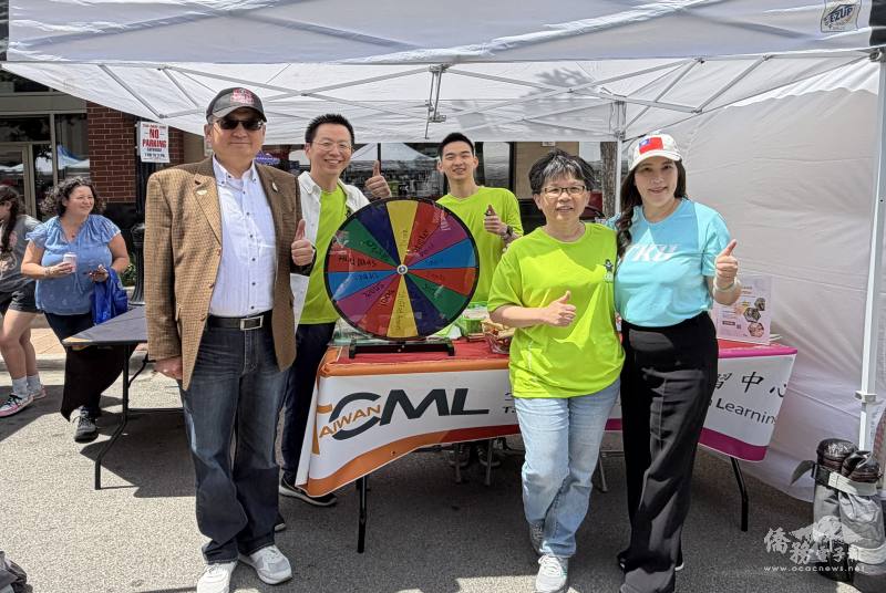 類延峰 (左) 與芝加哥臺灣華語文學習中心(TCML)合影