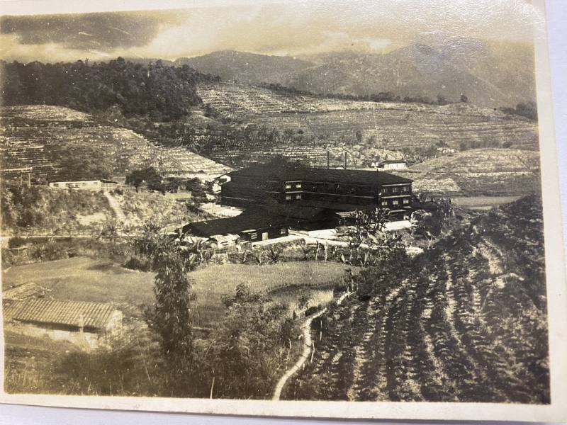持木農園的茶園及茶工廠。1920年代，持木壯造已在魚池地區開墾，是最早栽培阿薩姆紅茶園者之一。圖為持木農園佔地三百坪的二代製茶工廠，係參考魚池紅茶試驗支所工廠設計，其黑色外觀引人注目。此工廠於戰後由臺灣農林公司接手，並持續運作至1980年代。其後隨紅茶產業沒落，因長期閒置及缺乏維護逐漸損壞，並於1999年九二一地震後基於安全考量拆除。持木壯造後代——吉村齊提供