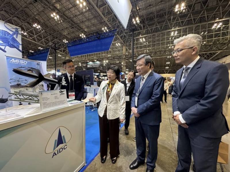 正在千葉幕張展覽館舉行的日本國際無人機展（Japan Drone 2026），台灣集結28家無人機與航太供應鏈廠商參展，展現台灣無人機產業實力。駐日代表李逸洋（右2）3日出席開幕活動，與經濟部產業發展署副署長鄒宇新（右1）、漢翔航空工業總經理莊秀美（右3）共同參觀展區。（駐日代表處提供）