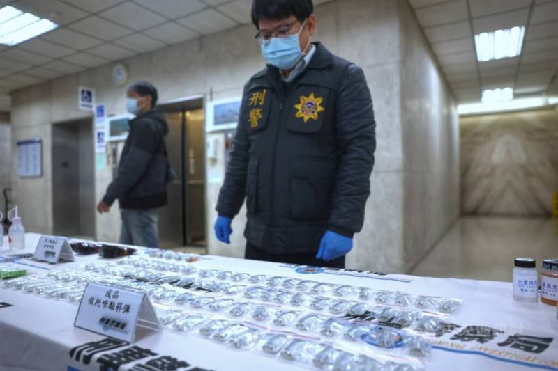 刑事警察局2025年2月執行查緝依托咪酯專案，展示第2級毒品依托咪酯製成的「喪屍煙彈」及各類工具、原料等。