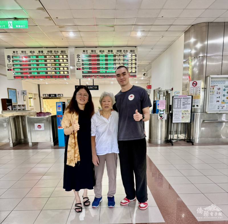 蔡尚恩（右）在當兵前最後一刻，與家人在火車站合影道別