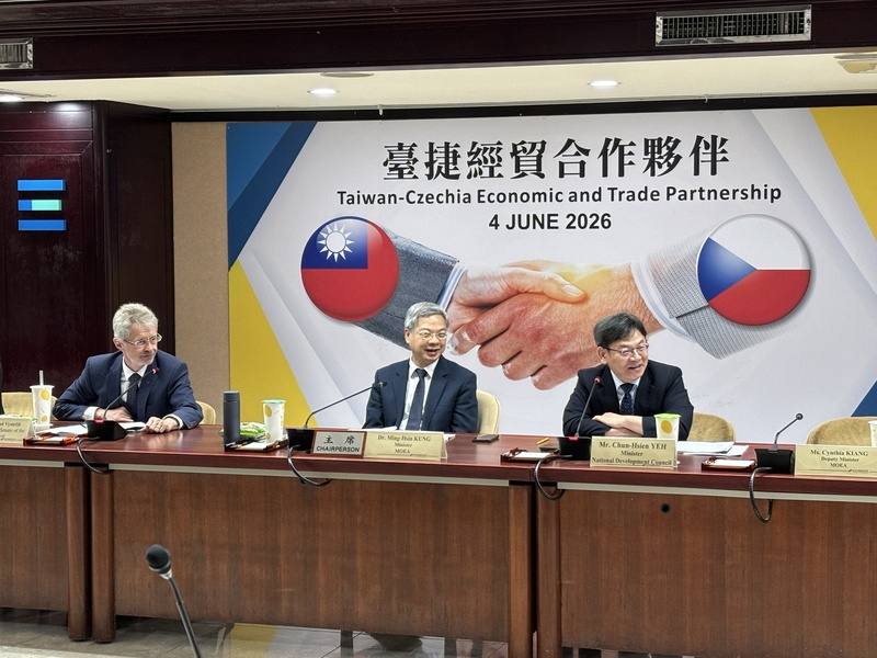 經濟部長龔明鑫（中）及國發會主委葉俊顯（右）4日接見捷克參議院議長韋德齊（Miloš Vystrčil）（左）。葉俊顯宣布，將於中東歐投資基金架構下，加碼匡列5000萬歐元，推動「中東歐投資基金捷克加碼方案」。