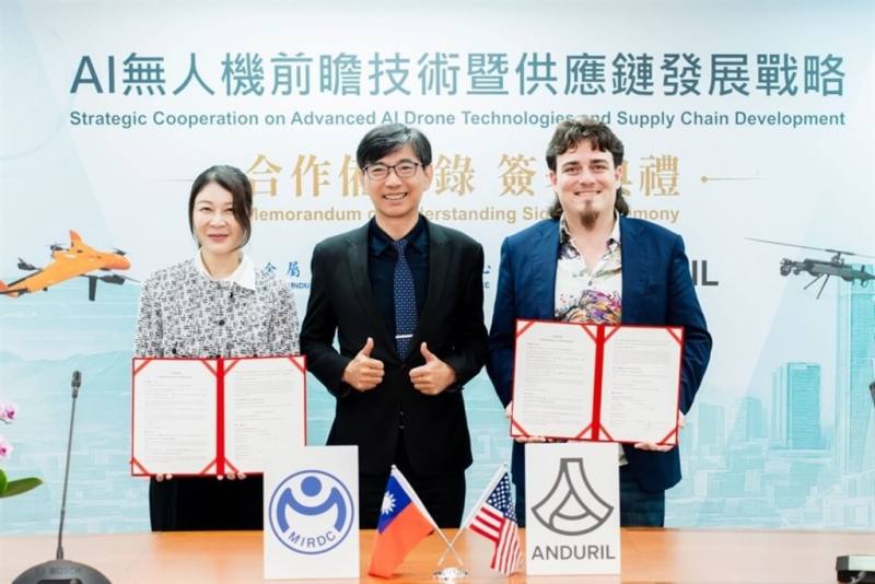 From left, Metal Industries Research & Development Centre Chairperson Liu Chia-ju, Industrial Development Administration Director-General Chiou Chyou-huey, and Anduril Industries founder Palmer Luckey, pose for a photo on a drone development MOU signing c