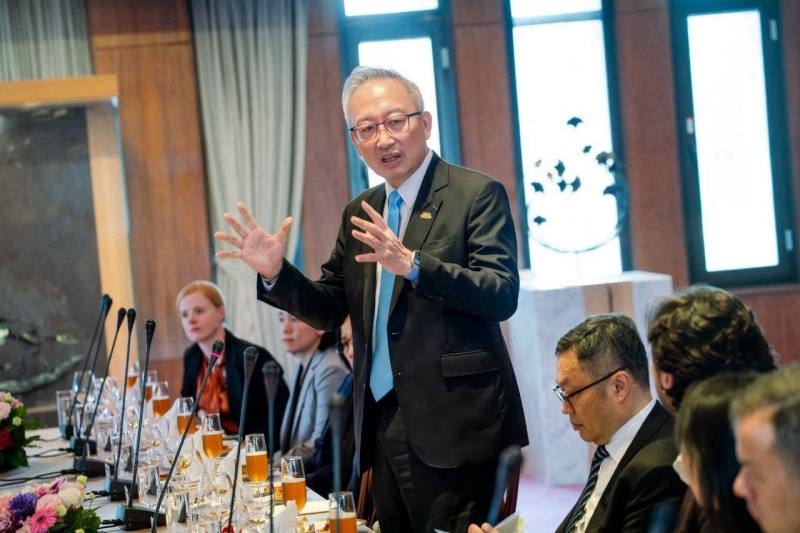 外交部政務次長吳志中宴敘「政經記者團I」，說明台灣在全球半導體供應鏈及人工智慧晶片領域的關鍵地位。