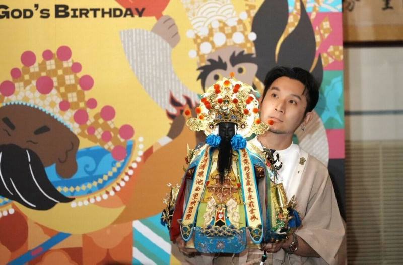 為迎接城隍爺誕辰，台北霞海城隍廟邀請具劇場服裝、神像衣設計經歷的設計師李育昇為城隍爺換新裝，他3日在記者會分享，過去曾向台北霞海城隍爺「許願成功」，很開心能設計城隍爺的神衣。（台北霞海城隍廟提供）