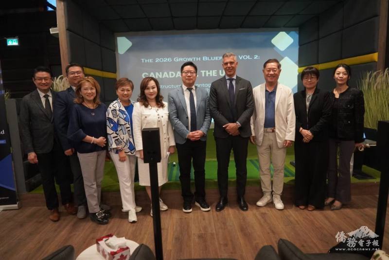 文教中心主任藍柏青與主講者Greybrook執行長Sasha Cucuz及與會貴賓合影