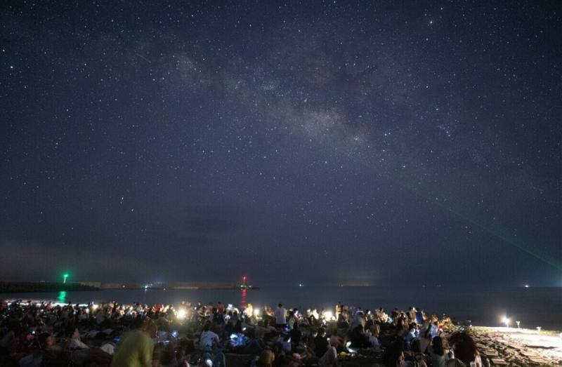台東盛夏重要活動之一台東最美星空音樂會，首場6日在東海岸金樽沙灘登場，抬頭即可望見滿天星斗，打造結合自然與表演的沉浸式星空體驗。圖為2025年活動盛況。（台東縣政府提供）