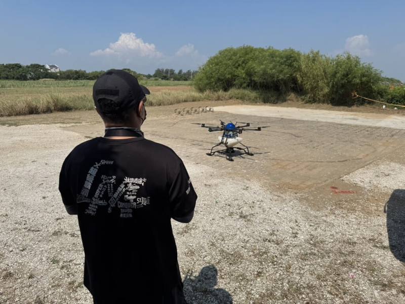 金門縣動植物防疫所民國115年透過無人機陸續在金門各鄉鎮灑布紅火蟻餌劑，以減少防治死角，提高防治效率。（金門縣動植物防疫所提供）