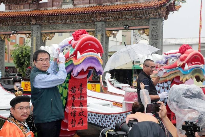 2026台南市國際龍舟錦標賽6月17日起一連5天將在台南運河登場，台南市長黃偉哲（左2）5日在安平開台天后宮為龍舟開光點睛。（台南市政府提供）