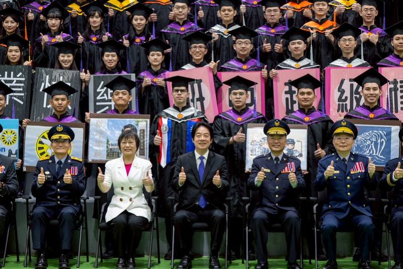 總統出席「中央警察大學115年聯合畢業典禮」並合影
