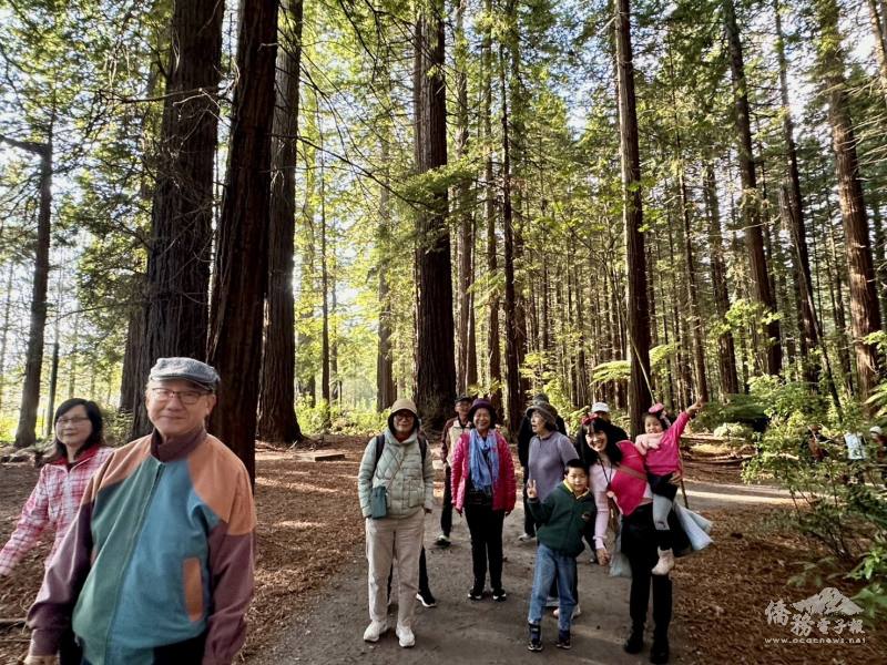 由醫師陳良領隊漫步在銀杏公園