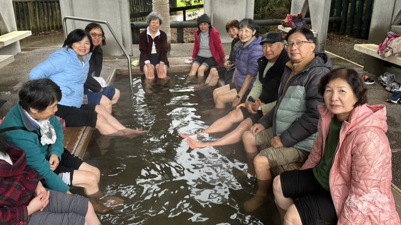旅團於庫伊勞公園健行後享受溫泉泡腳