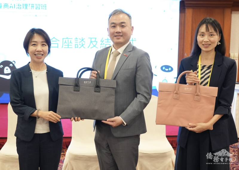 李姸慧（左）致贈熱心服務獎予學員長陳亦豪（中）、副學員長張怡萱（右）