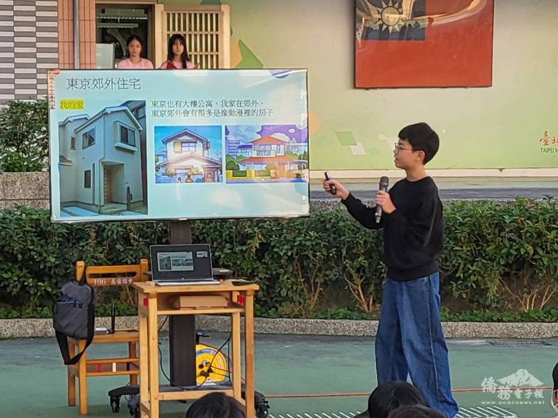 臺北市長安國中：戀念臺灣體驗學生在朝會時和全校同學介紹自己的國家與特色。