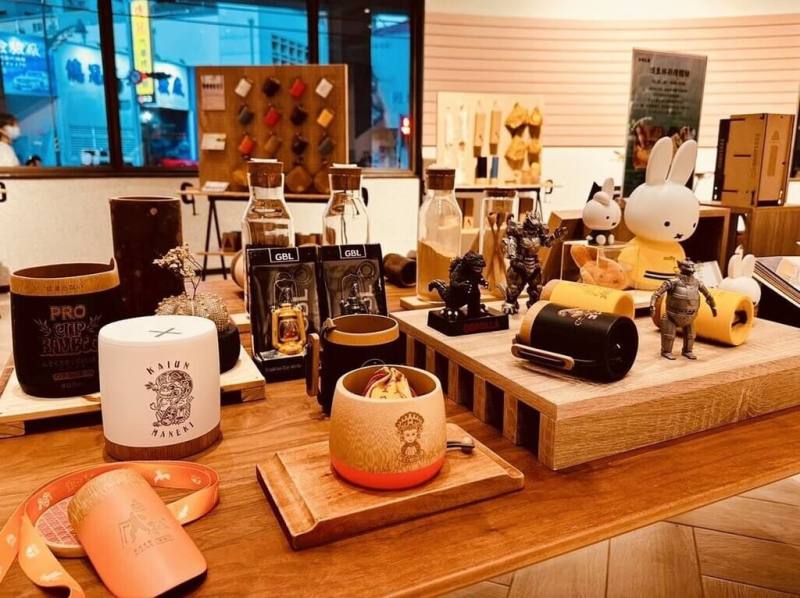 中央書局推出「島中央．記藝」系列特展，第2檔「節間之續」竹藝特展即日起登場，展示白沙屯粉紅超跑竹碗等客製化商品，展現竹工藝的創新應用。（中央書局提供）