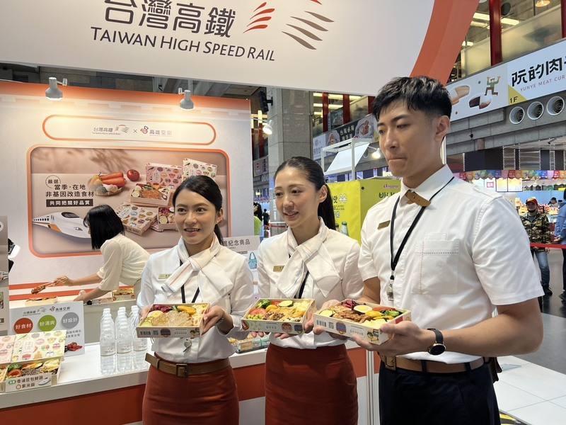 第11屆鐵路便當節5日在台北車站大廳登場，台灣高鐵搶先曝光3款全新便當，包括桔醬燒肉排飯、油蔥燒雞排佐小米飯及香滷豆包鮮蔬佐紫米飯，預計7月1日起午、晚餐時段在高鐵車站及列車上開賣。
