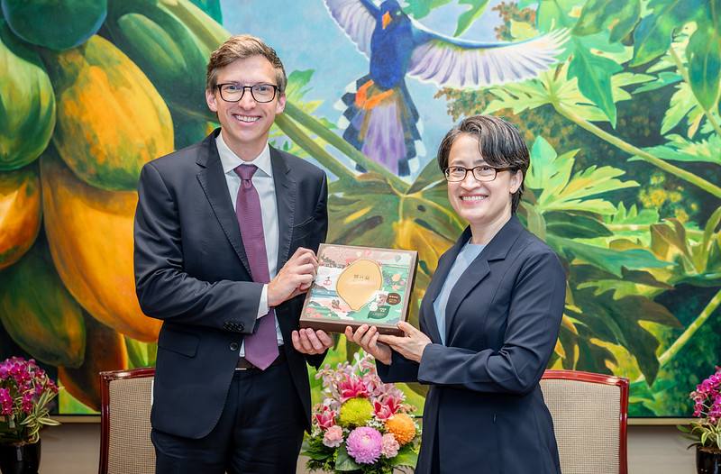 副總統與塔夫茨大學米勒（Chris Miller）教授互贈禮品