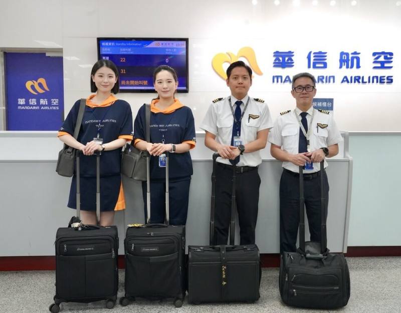 華信航空6日起每逢週末，空服員將穿活力裝亮相，整體設計以企業色丈青藍為主，搭配橘黃色點綴，透過撞色呈現年輕活力感，版型則依空服員需求客製調整。（華信航空提供）