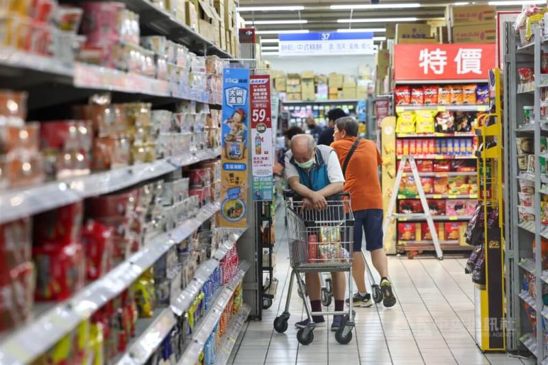主計總處公布5月消費者物價指數（CPI）年增率2.2%，衝破通膨警戒線引起關注。圖為台北市萬華區一處量販賣場。（中央社檔案照片）
