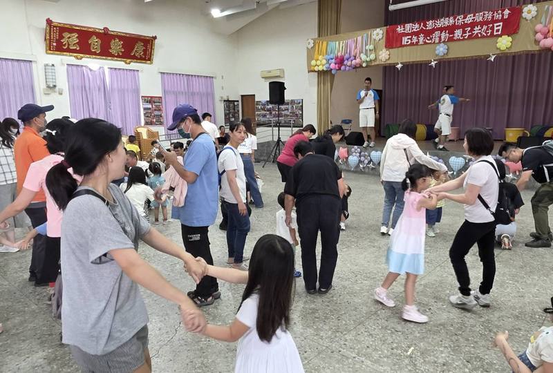 澎湖縣政府「童心躍動 親子共好日」6日在馬公西衛社區活動中心舉行，吸引近百組親子參加，一同在歡笑與互動中增進親子情感