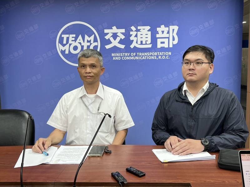 為提升行車安全及訓練品質，台鐵公司斥資新台幣2億元採購EMU900與EMU3000型電聯車新駕駛模擬器共50台，台鐵機務處副處長林裕隆（左）5日表示，預計8月會完成全部安裝作業，9月或10月間同步啟用
