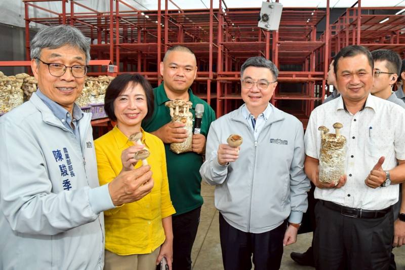 行政院長卓榮泰參訪現代化智能環控香菇栽培場—森沐農場
