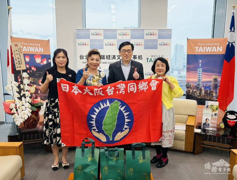 處長范振國(右2)與國策顧問謝美香(左2)等人合影