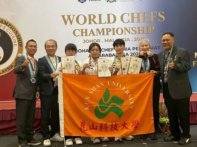 崑山科技大學餐飲團隊5月下旬參加2026馬來西亞世界廚藝大賽，共奪得2面特金牌、10面金牌、10面銀牌及2面銅牌等共24面獎牌，表現亮眼。（崑山科大提供）