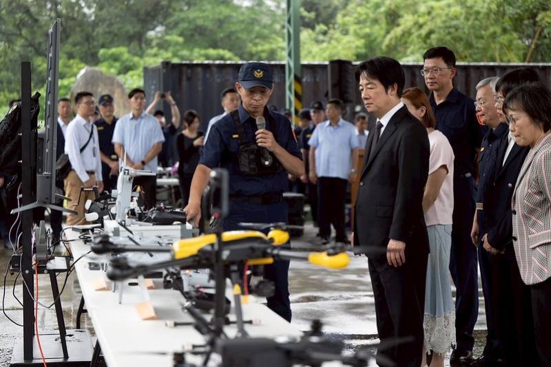 賴清德總統5日下午視察保二總隊無人機訓練中心