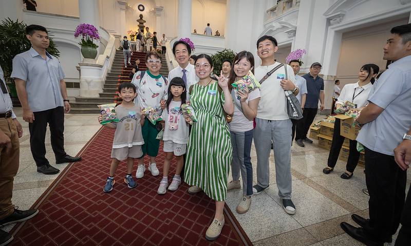 總統於敞廳發送「總統直選30週年紀念版乖乖」予現場參觀民眾，並與民眾親切互動