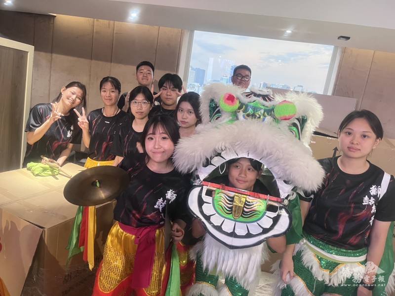 胡志明市臺北學校醒獅團帶來精彩演出，為會長交接典禮增添熱鬧喜慶氣氛