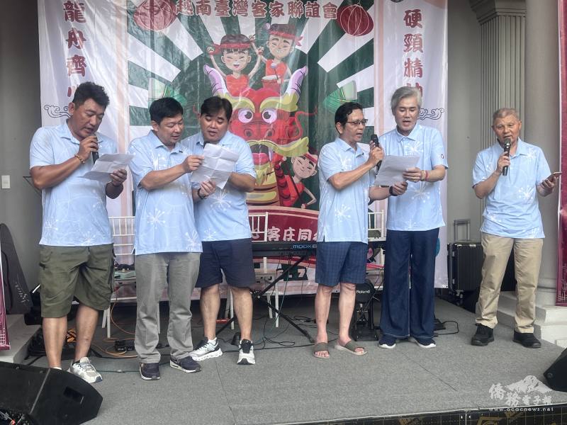 來自臺灣的老師彭源增(右)專程飛抵越南，親自演唱客家歌曲