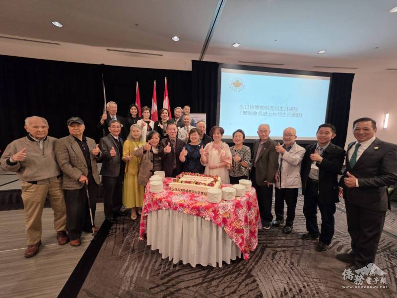 徐佳青與歷任會長共同切蛋糕慶祝大溫哥華臺灣同鄉會60週年