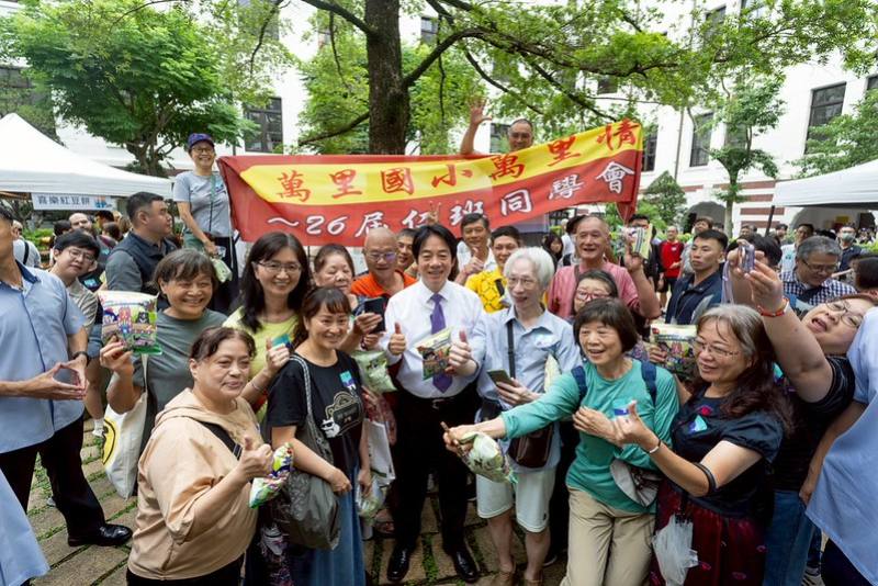 總統參觀「1996.03.23-時代的分水嶺」總統直選30週年系列特展及民主餐車市集