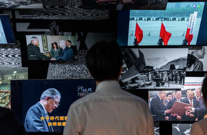 總統至「1996.03.23－時代的分水嶺」特展區，回顧臺灣民主化進程的重要歷史脈絡與時代意義