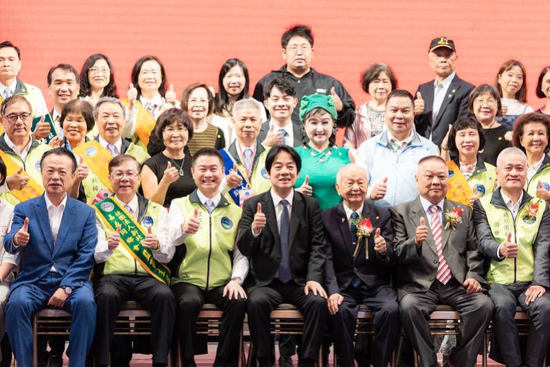 總統與出席人員合影