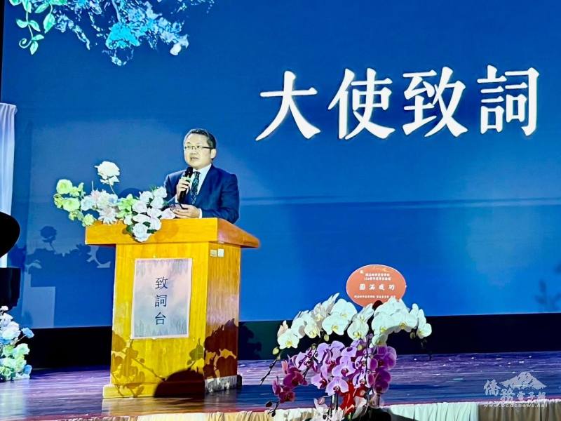劉世忠勉勵畢業生勇敢追逐夢想，培養國際視野與終身學習精神，以自信與熱情迎接未來挑戰