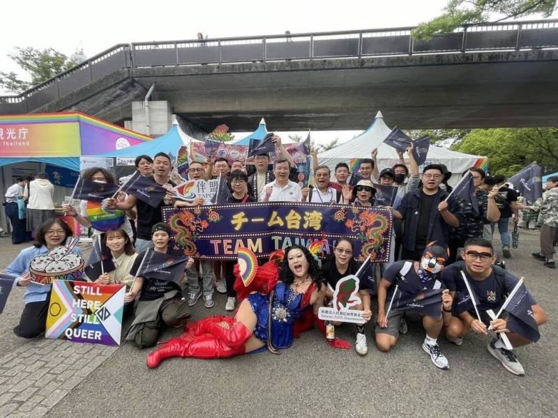 第32屆「2026 東京彩虹驕傲」6月6、7日於東京代代木公園隆重登場，台灣紅絲帶基金會與台灣伴侶權益推動聯盟以「廟宇與夜市」為策展主軸，融入台灣推動性別人權的關鍵歷史事件，吸引大批國際民眾透過抽籤互動，深度認識台灣的平權歷程。（伴盟提供）