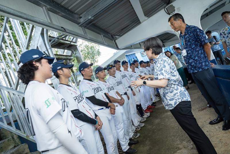 副總統前往Asahi棒球場，為正在帛琉進行臺帛棒球交流賽的臺灣代表隊加油打氣