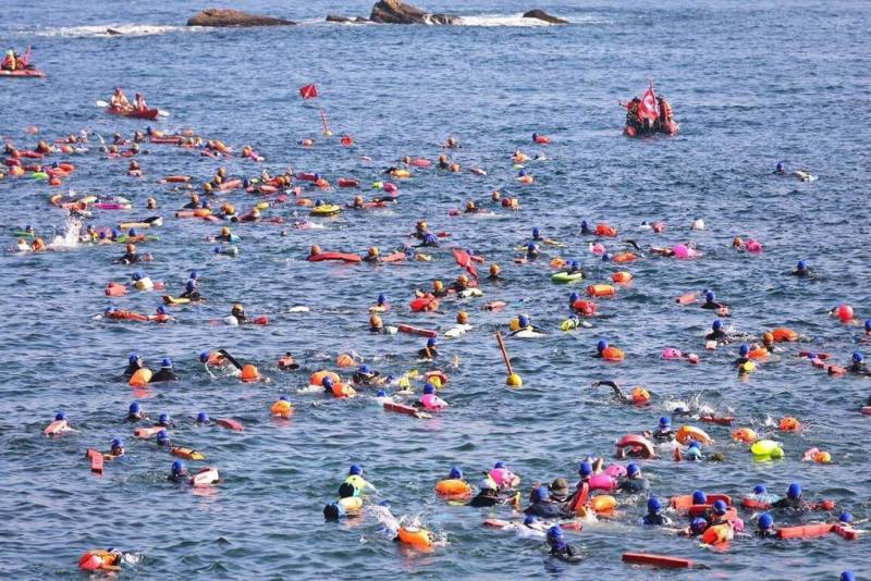 基隆外木山海上長泳活動7日上午登場，共吸引13個縣市、2200名泳者參與，基隆市長謝國樑出席致詞時，歡迎泳者挑戰名列「全國十大魅力水域」第1名的海岸美景。（基隆市政府提供）
